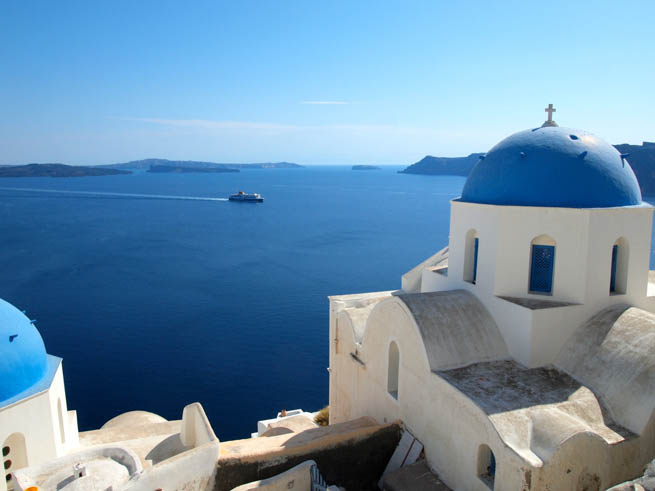 RoamRight gives these tips on Island Hopping in Greece