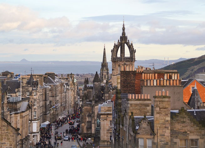 St. Giles Cathedral stands over Edinburgh, Scotland. Check out these options for activities when you visit Edinburgh, Scotland.