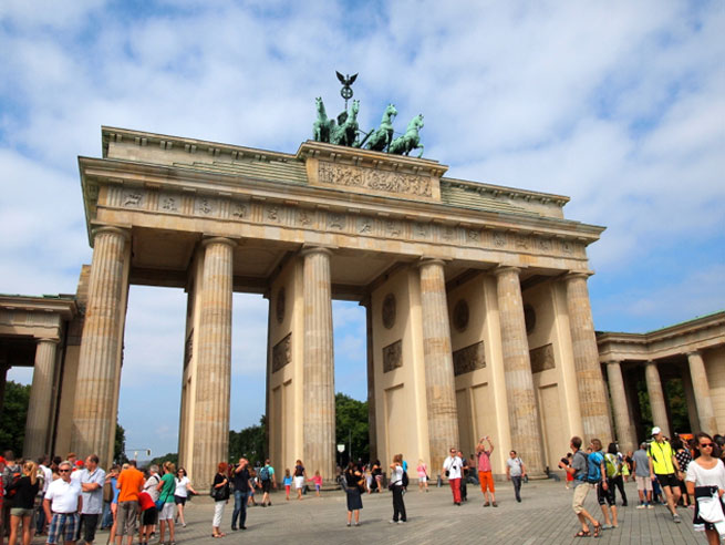 Berlin Content Brandenberg RoamRight gives you 6 Free Things to do in Berlin