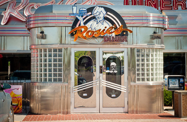 Road Trips Content Diner RoamRight gives you 5 Tips For The Best Road Trip Experience